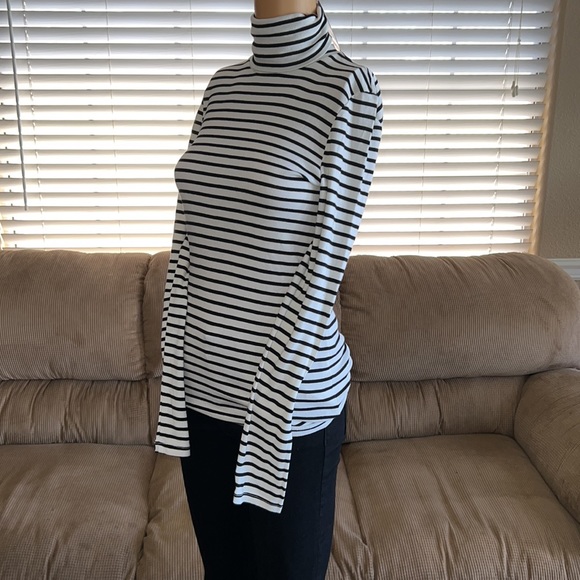 Splendid | NWT Black & White Long Sleeve Turtle Neck Small - Picture 2 of 4